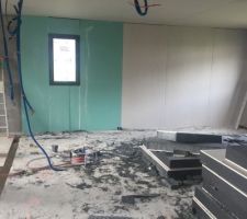 Allez ça y est c?est reparti! 
C?est fou ce q?un Plafond et du placo au mur peuvent changer visuellement!