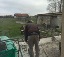 Préparation du chantier à l'arrière.
Délimitation des espaces sur la terrasse
Chantier réalisé par l'entreprise JL GALLOIS - Prestataire DANIEL MOQUET -