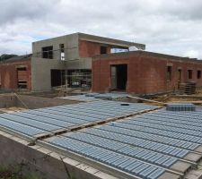 Hourdis terrasse et pool house, début de la sous-couche façade