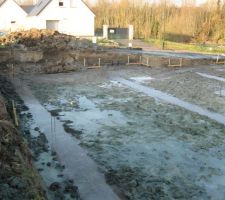Avec beaucoup d'efforts ils ont r&eacute;ussi &agrave; mettre en place le b&eacute;ton f&eacute;raill&eacute; pour les fondations