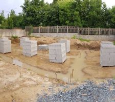 Livraison des parpaings pour le VS. Quelques gros orages les jours précédents avaient rempli les fondations.