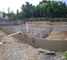 Vide sanitaire terminé, avec enduit hydrofuge et arase étanche. En attente du plancher pour couler la dalle.