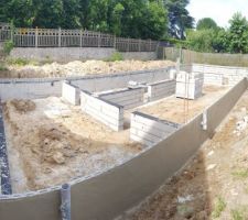 Vide sanitaire terminé, avec enduit hydrofuge et arase étanche. En attente du plancher pour couler la dalle.