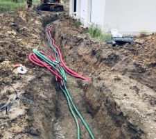 Les fourreaux pour l'électricité et le téléphone sont passés. On en profite pour passer ce qu'il faut pour le futur portail.
