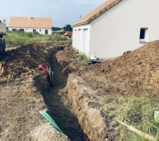 Les fourreaux pour l'électricité et le téléphone sont passés. On en profite pour passer ce qu'il faut pour le futur portail.