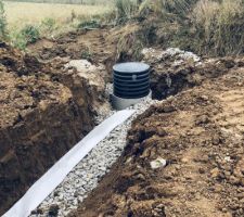 Terrassement en cours: la sortie du drain des fondations en direction du puis d'infiltration