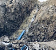 Terrassement en cours: la sortie du drain des fondations en direction du puis d'infiltration