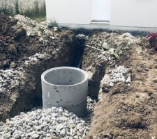 Terrassement en cours: le puis d'infiltration du garage.