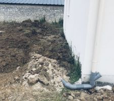 Terrassement en cours: les gouttières du garage sont raccordées.