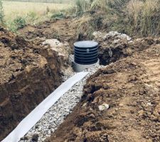 Terrassement en cours: la sortie du drain des fondations en direction du puis d'infiltration