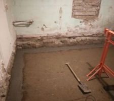 Renforcement des fondations - Coulage du ciment à la bétonnière, avec vibration du ciment