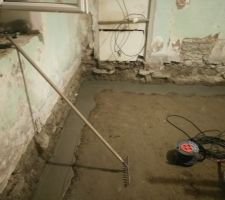 Renforcement des fondations - Coulage du ciment à la bétonnière, avec vibration du ciment