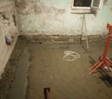 Renforcement des fondations - Coulage du ciment à la bétonnière, avec vibration du ciment
