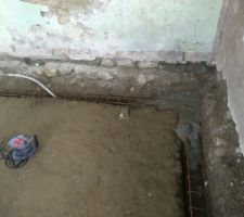 Renforcement des fondations - Coulage du ciment à la bétonnière, avec vibration du ciment