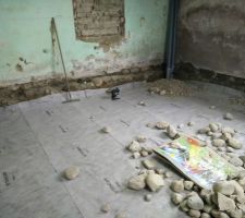 H&eacute;risson de la future cuisine RDC
On remet tous les galets qui peuvent faire le gros h&eacute;risson du dessous