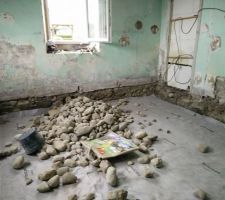 H&eacute;risson de la future cuisine RDC
On remet tous les galets qui peuvent faire le gros h&eacute;risson du dessous