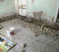 Hérisson de la future cuisine RDC
On remet tous les galets qui peuvent faire le gros hérisson du dessous