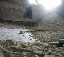 H&eacute;risson de la future cuisine RDC
Une belle montagne apr&egrave;s quelques jours de boulot. Sceau par sceau et on am&egrave;ne les cailloux du haut du terrain jusqu'&agrave; la fen&ecirc;tre