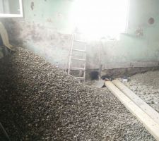 H&eacute;risson de la future cuisine RDC
Une belle montagne apr&egrave;s quelques jours de boulot. Sceau par sceau et on am&egrave;ne les cailloux du haut du terrain jusqu'&agrave; la fen&ecirc;tre