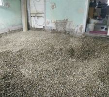 H&eacute;risson de la future cuisine RDC
Une belle montagne apr&egrave;s quelques jours de boulot. Sceau par sceau et on am&egrave;ne les cailloux du haut du terrain jusqu'&agrave; la fen&ecirc;tre