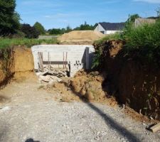 Une fois que l eau est partie la boue et les éboulements de terre... chantier toujours a l arrêt