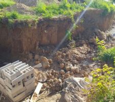 Une fois que l eau est partie la boue et les éboulements de terre... chantier toujours a l arrêt