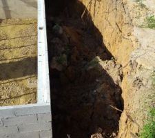 Une fois que l eau est partie la boue et les éboulements de terre... chantier toujours a l arrêt