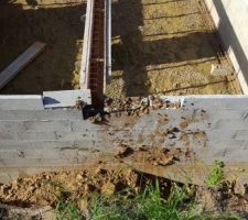 Une fois que l eau est partie la boue et les éboulements de terre... des degats dur le mur chantier toujours a l arrêt