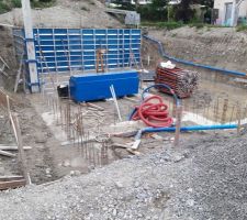 Premier coffrage pour le coulage des murs en béton.