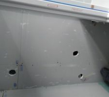 Plafond wc rdc! mais que sont tous ces trous!!! c'est vraiment pas joli!