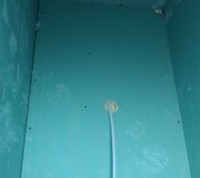 Douche rdc, côté emplacement vasque pleins de coins de placo habimés :(