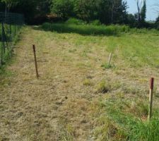 Pose des piquets pour définir l'implantation