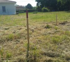 Pose des piquets pour d&eacute;finir l'implantation