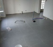 Pose du carrelage de la cuisine