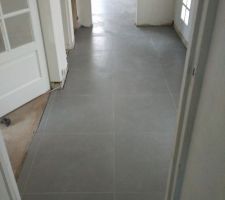 Pose du carrelage dans l'entrée