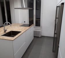 Cuisine installée avec plan de travail provisoire