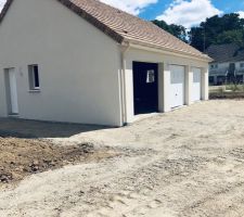 Les terres ont été réparties autour du garage et de la maison