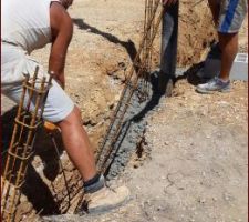 Coulée des fondations - Technique de la levée d'armature par le maçon ...