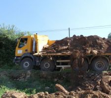 Déplacement du remblais, par la route, pour reprise avec la pelleteuse