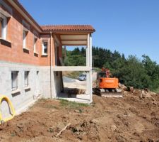 Espace dégagé devant la maison au sud, prêt pour le ravalement