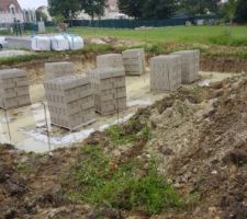 Le n&eacute;cessaire pour le vide sanitaire est sur place depuis quelques semaines, (et a m&ecirc;me pris la pluie)