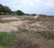 D&eacute;capage de la terre, la pente est d'environ 8% d'ou un sacr&eacute; tas de terre !