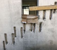 Moulage et d&eacute;coffrage de l'escalier en b&eacute;ton suspendu