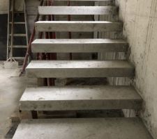 Moulage et décoffrage de l'escalier en béton suspendu