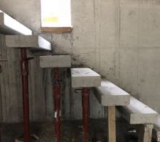 Moulage et décoffrage de l'escalier en béton suspendu