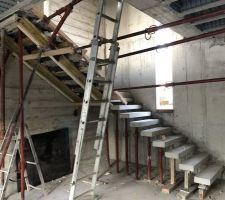 Moulage et décoffrage de l'escalier en béton suspendu