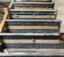 Moulage et d&eacute;coffrage de l'escalier en b&eacute;ton suspendu
