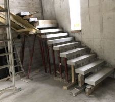 Moulage et décoffrage de l'escalier en béton suspendu