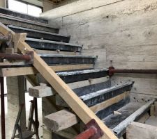 Moulage et d&eacute;coffrage de l'escalier en b&eacute;ton suspendu