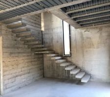 Moulage et décoffrage de l'escalier en béton suspendu